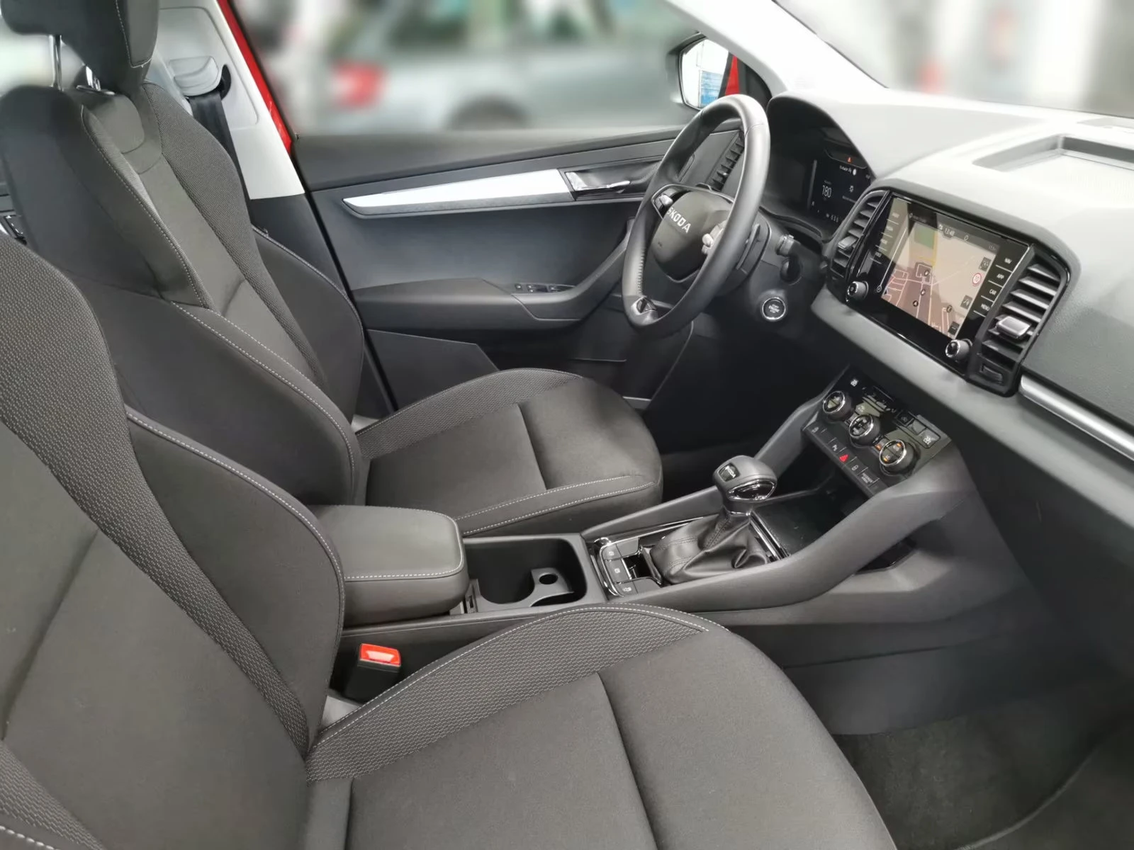Skoda Karoq 1.5TSI/150HP/SELECTION/CAMAHK/ACC/LED/NAVI/259q, снимка 8 - Автомобили и джипове - 54427538