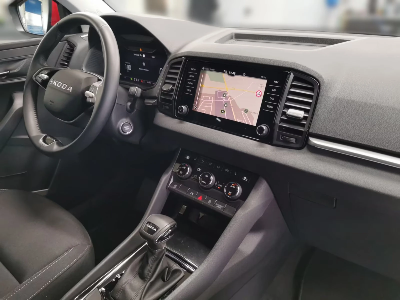 Skoda Karoq 1.5TSI/150HP/SELECTION/CAMAHK/ACC/LED/NAVI/259q, снимка 6 - Автомобили и джипове - 54427538