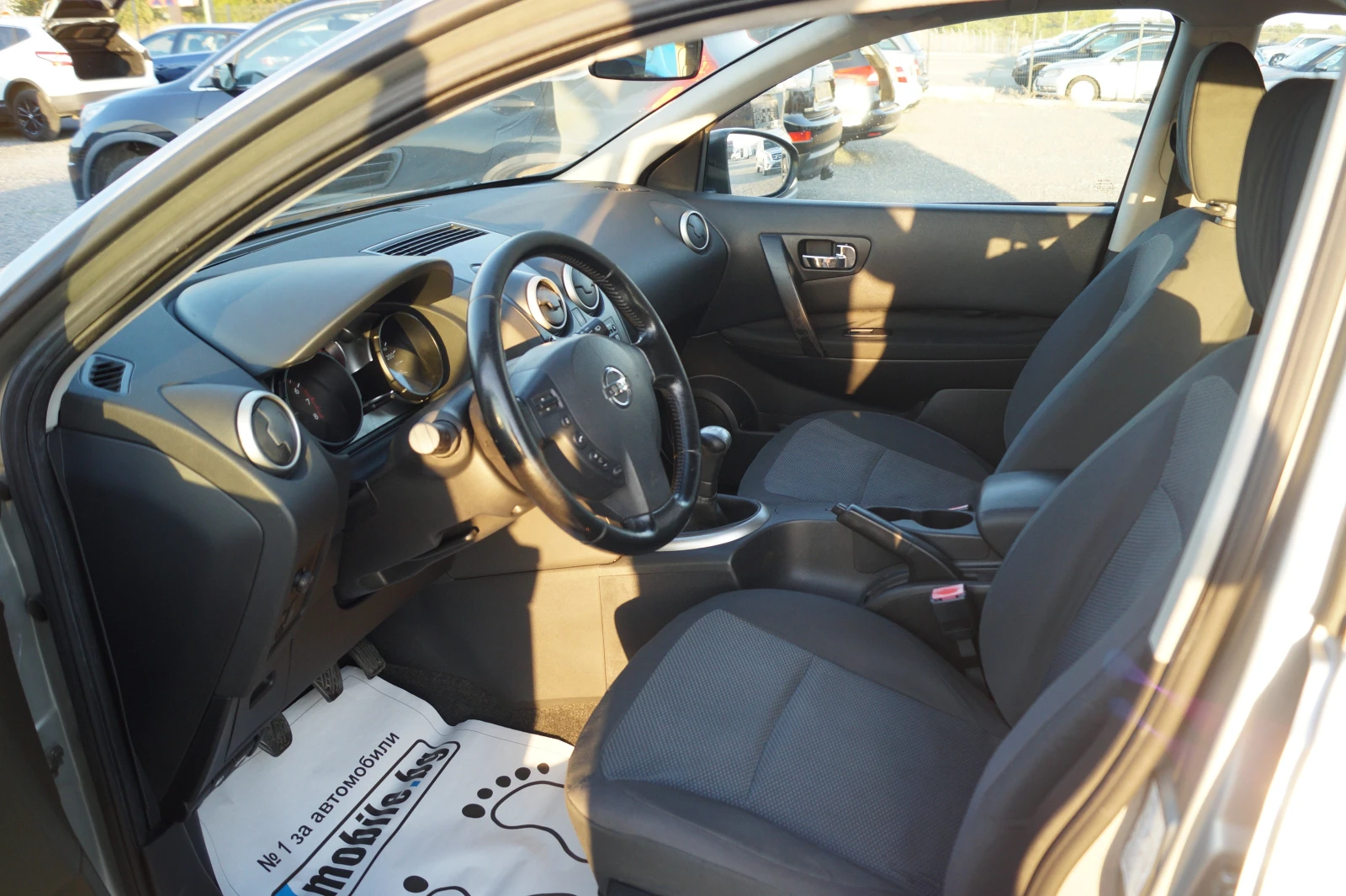 Nissan Qashqai 1.6i, снимка 8 - Автомобили и джипове - 56258954
