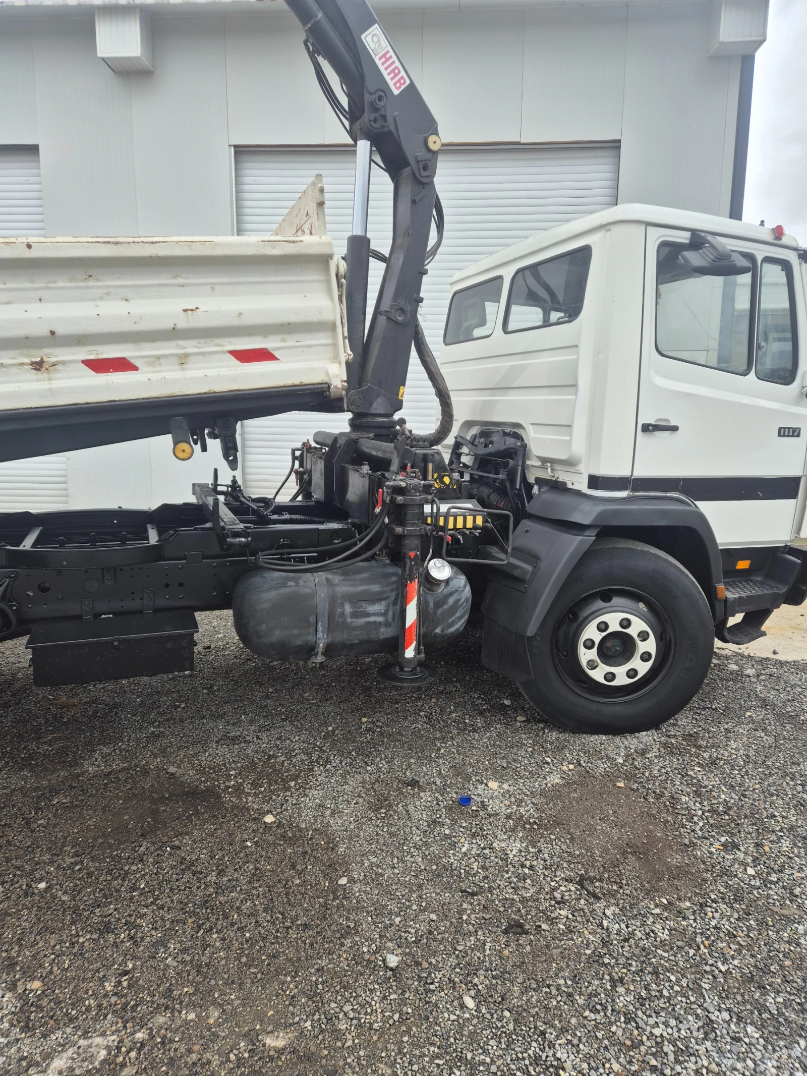 Mercedes-Benz 1117 Тристранен Самосвал+ кран HIAB 060 - изображение 3