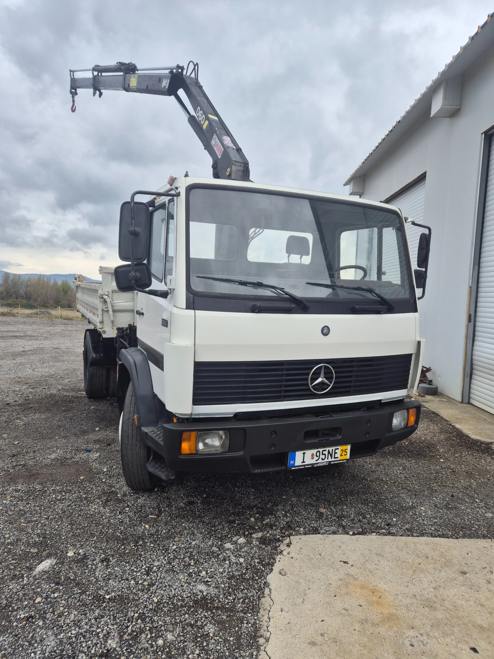 Mercedes-Benz 1117 Тристранен Самосвал+ кран HIAB 060 - изображение 6