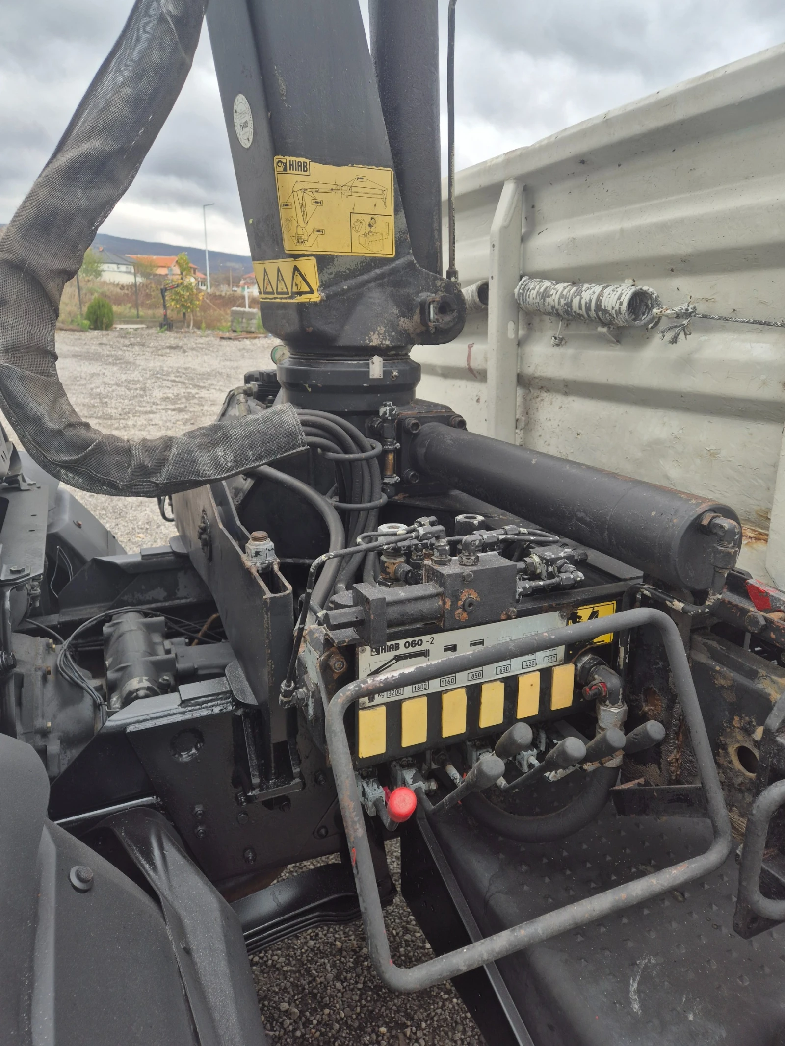 Mercedes-Benz 1117 Тристранен Самосвал+ кран HIAB 060 - изображение 8