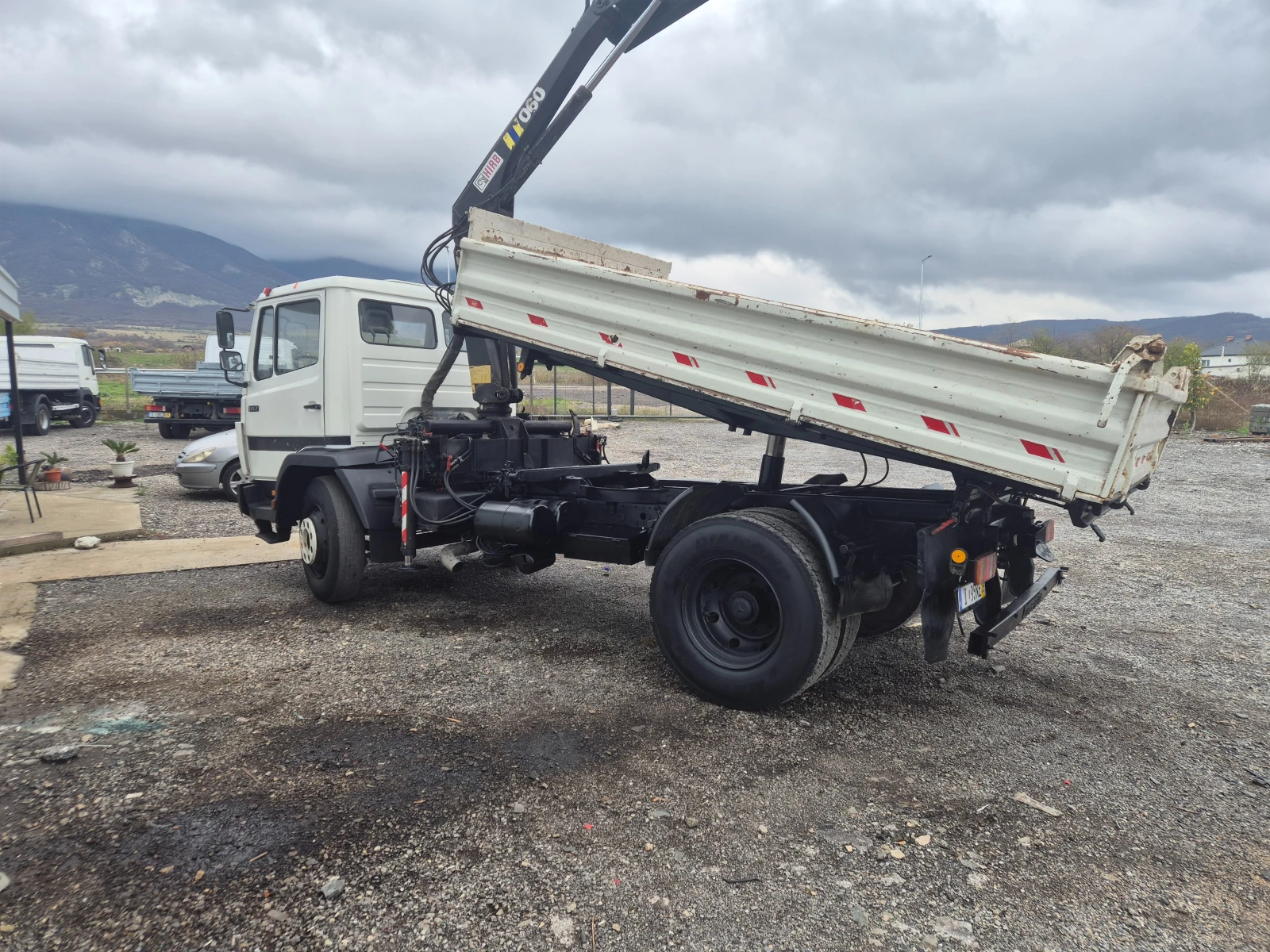 Mercedes-Benz 1117 Тристранен Самосвал+ кран HIAB 060 - изображение 2