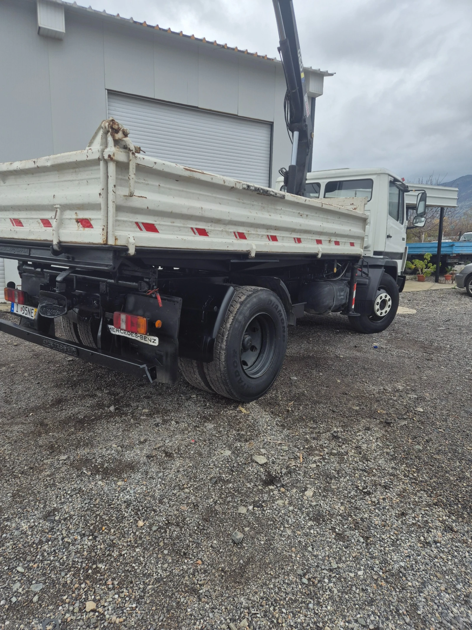 Mercedes-Benz 1117 Тристранен Самосвал+ кран HIAB 060 - изображение 7