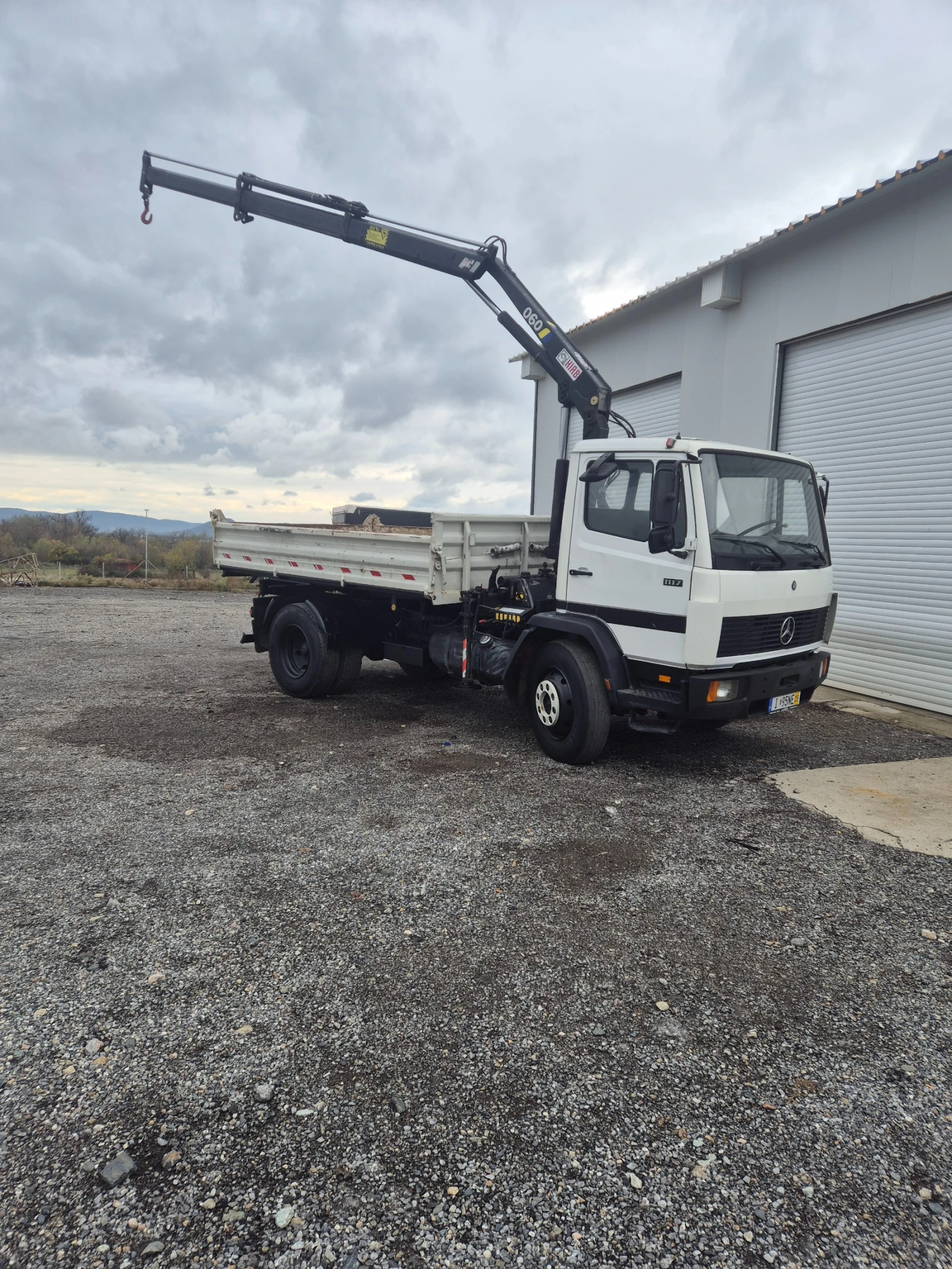 Mercedes-Benz 1117 Тристранен Самосвал+ кран HIAB 060 - изображение 9