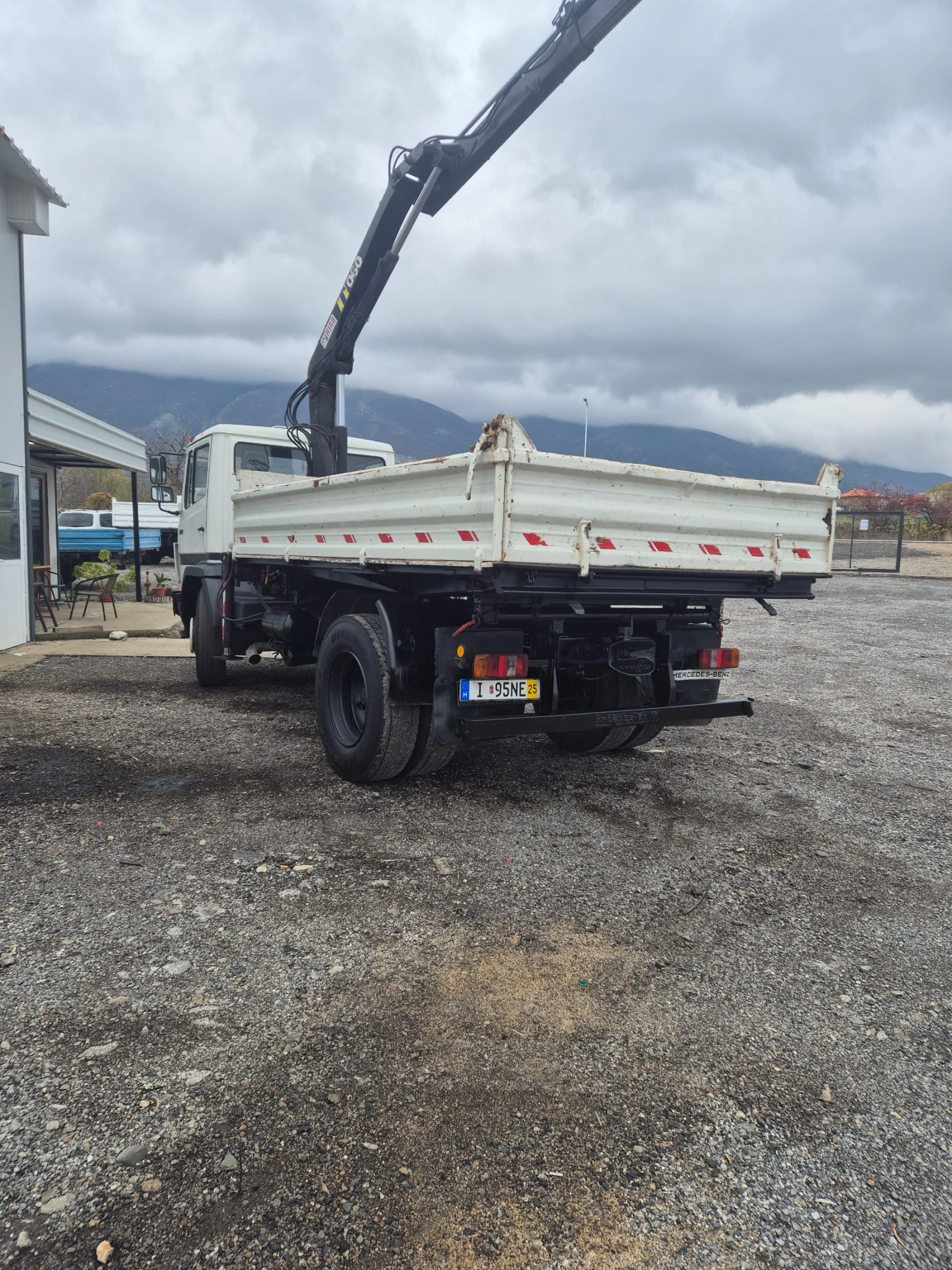 Mercedes-Benz 1117 Тристранен Самосвал+ кран HIAB 060 - изображение 5