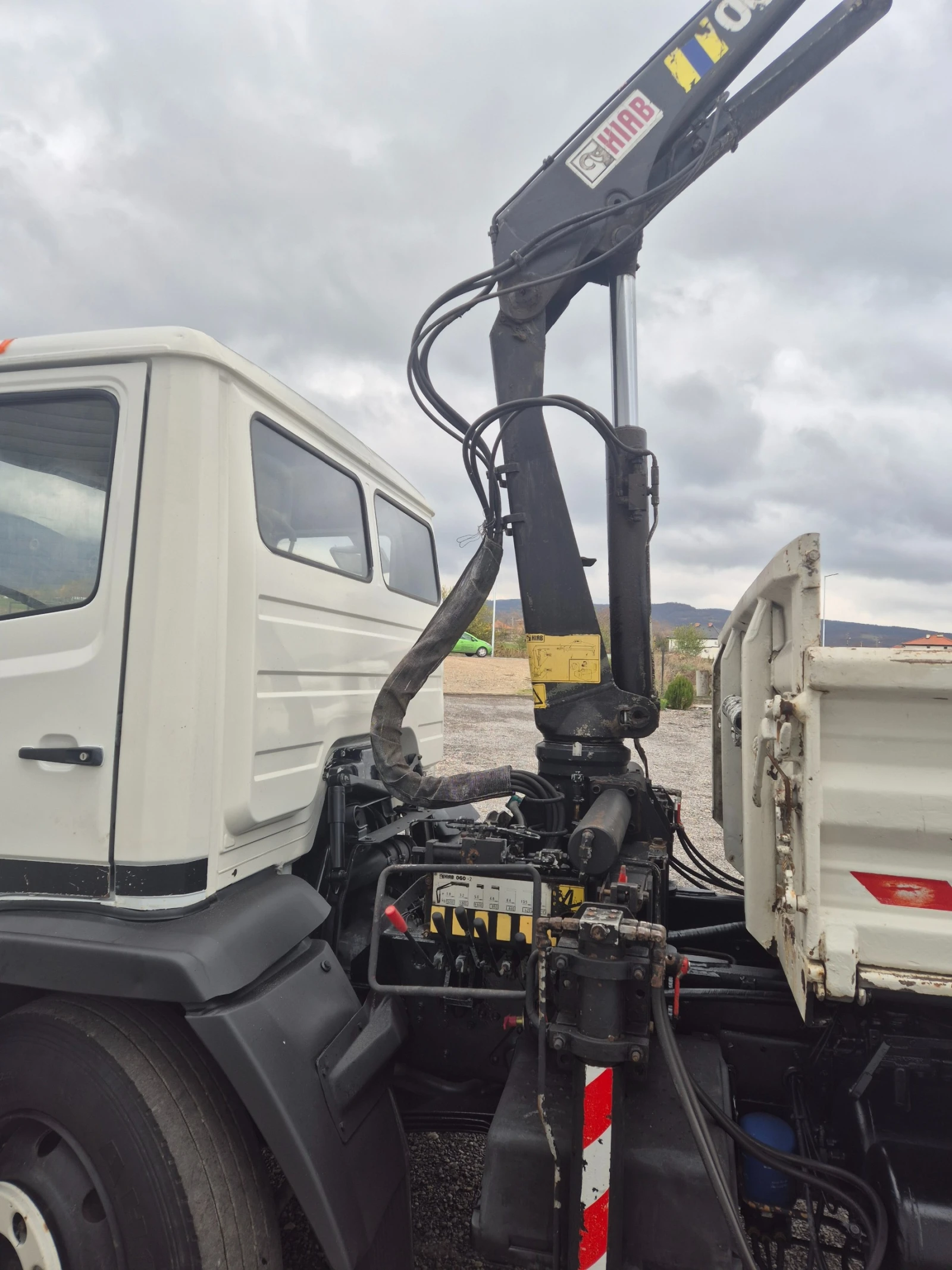 Mercedes-Benz 1117 Тристранен Самосвал+ кран HIAB 060 - изображение 10