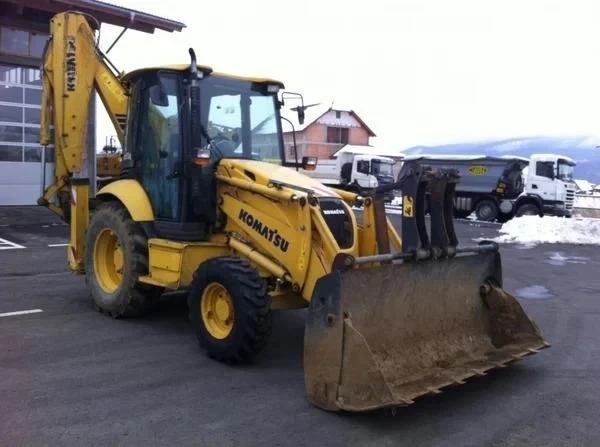 Багер Komatsu WB93R-5, снимка 1 - Индустриална техника - 48953750