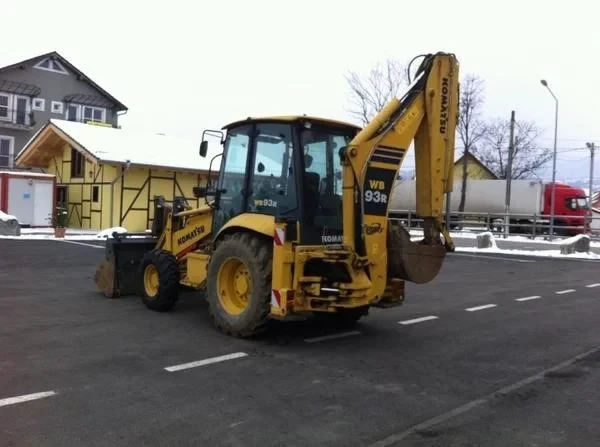 Багер Komatsu WB93R-5, снимка 3 - Индустриална техника - 48953750