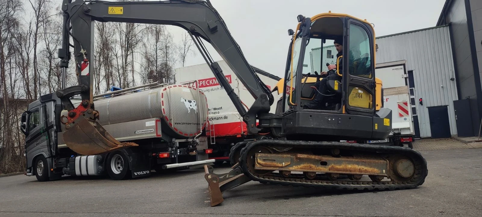 Багер Volvo ЕCR88D