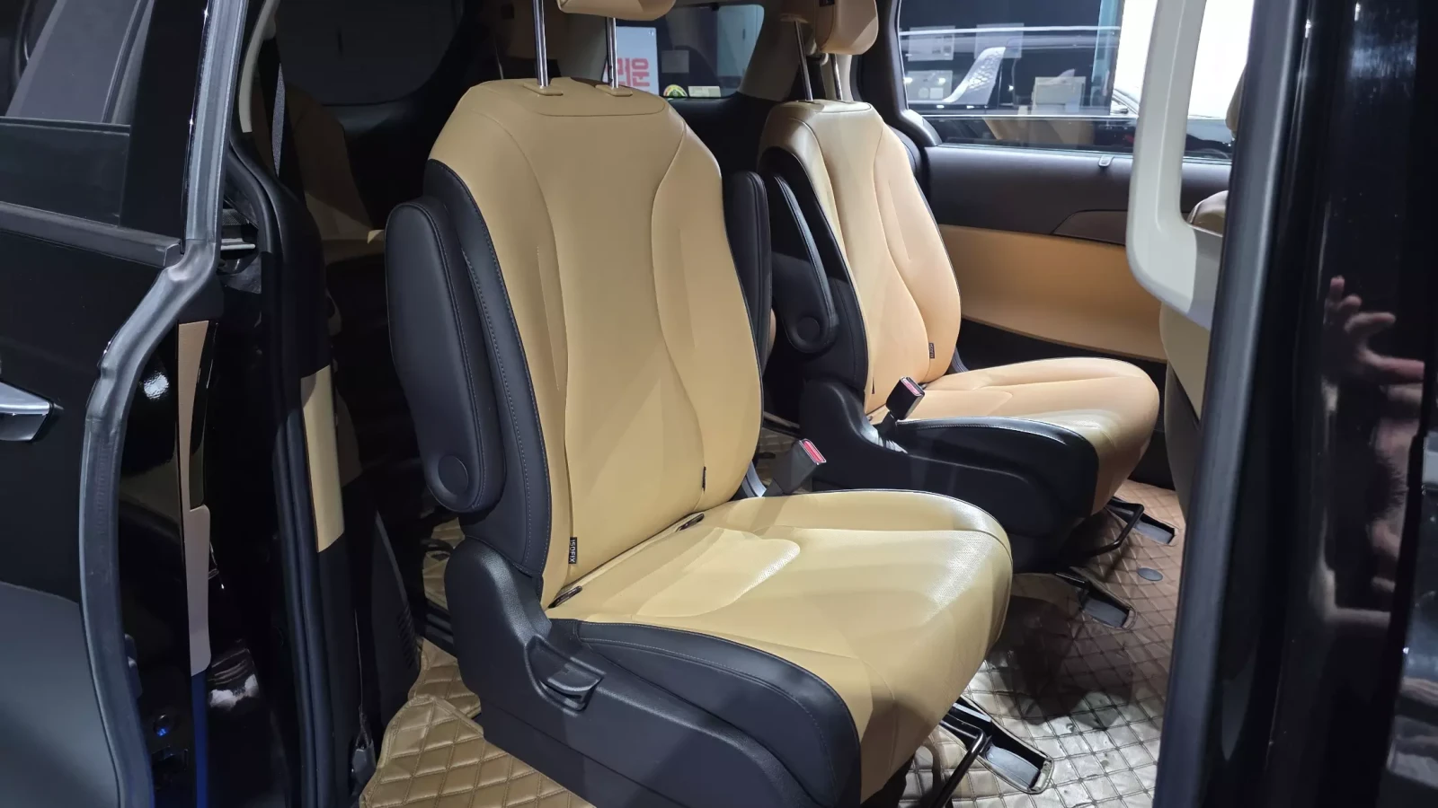 Kia Carnival 9-Seater Noblesse, снимка 5 - Автомобили и джипове - 54649731