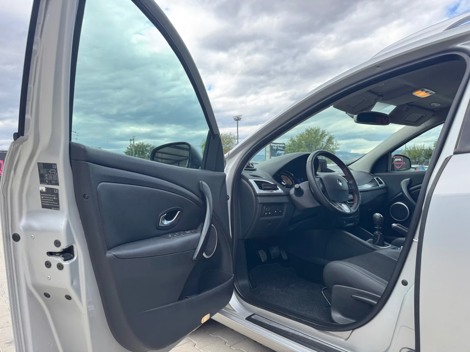 Renault Megane 1.5DCI, снимка 9 - Автомобили и джипове - 56185236