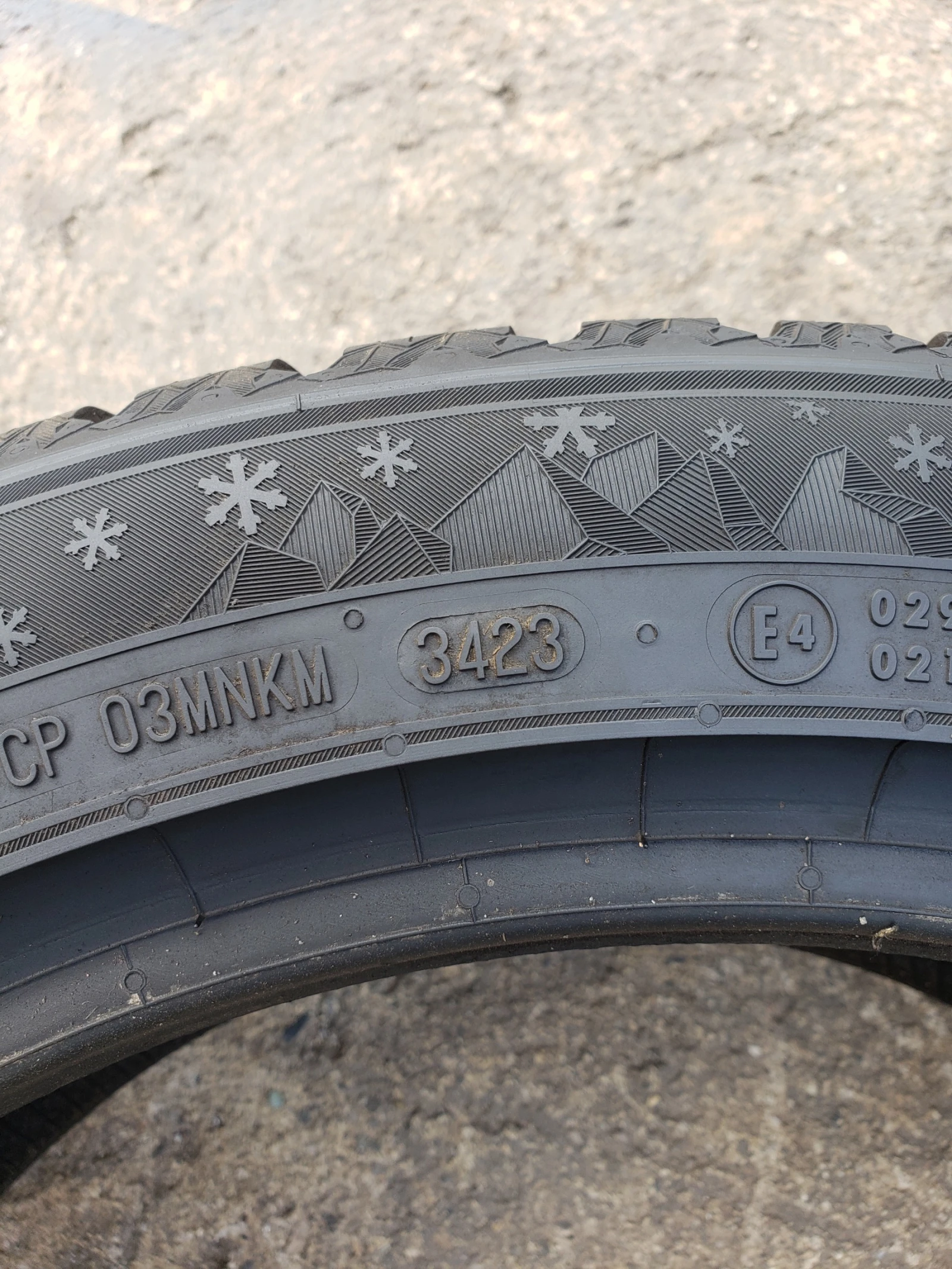 Гуми Зимни 215/50R18, снимка 8 - Гуми и джанти - 56292854