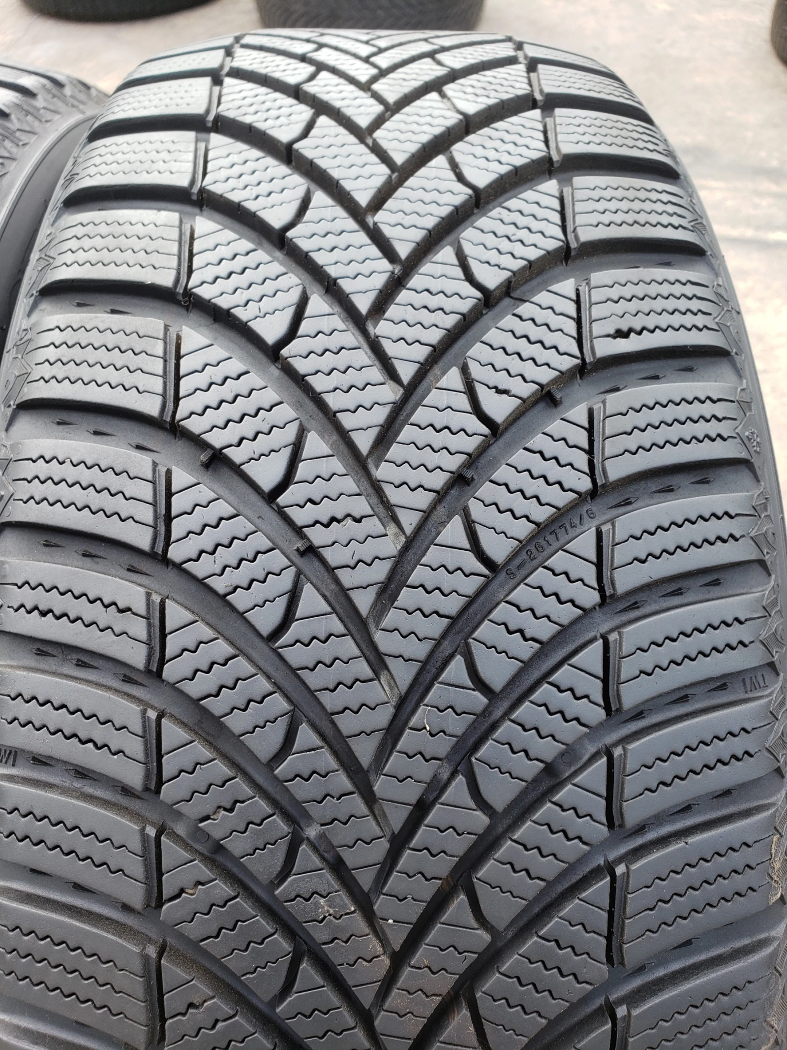 Гуми Зимни 215/50R18