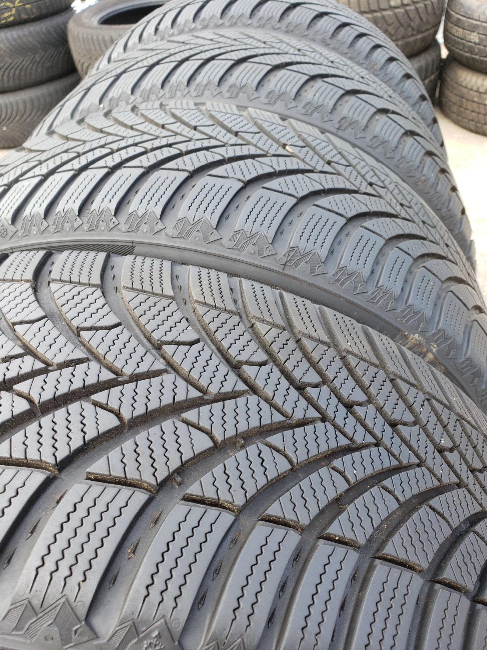 Гуми Зимни 215/50R18, снимка 4 - Гуми и джанти - 56292854