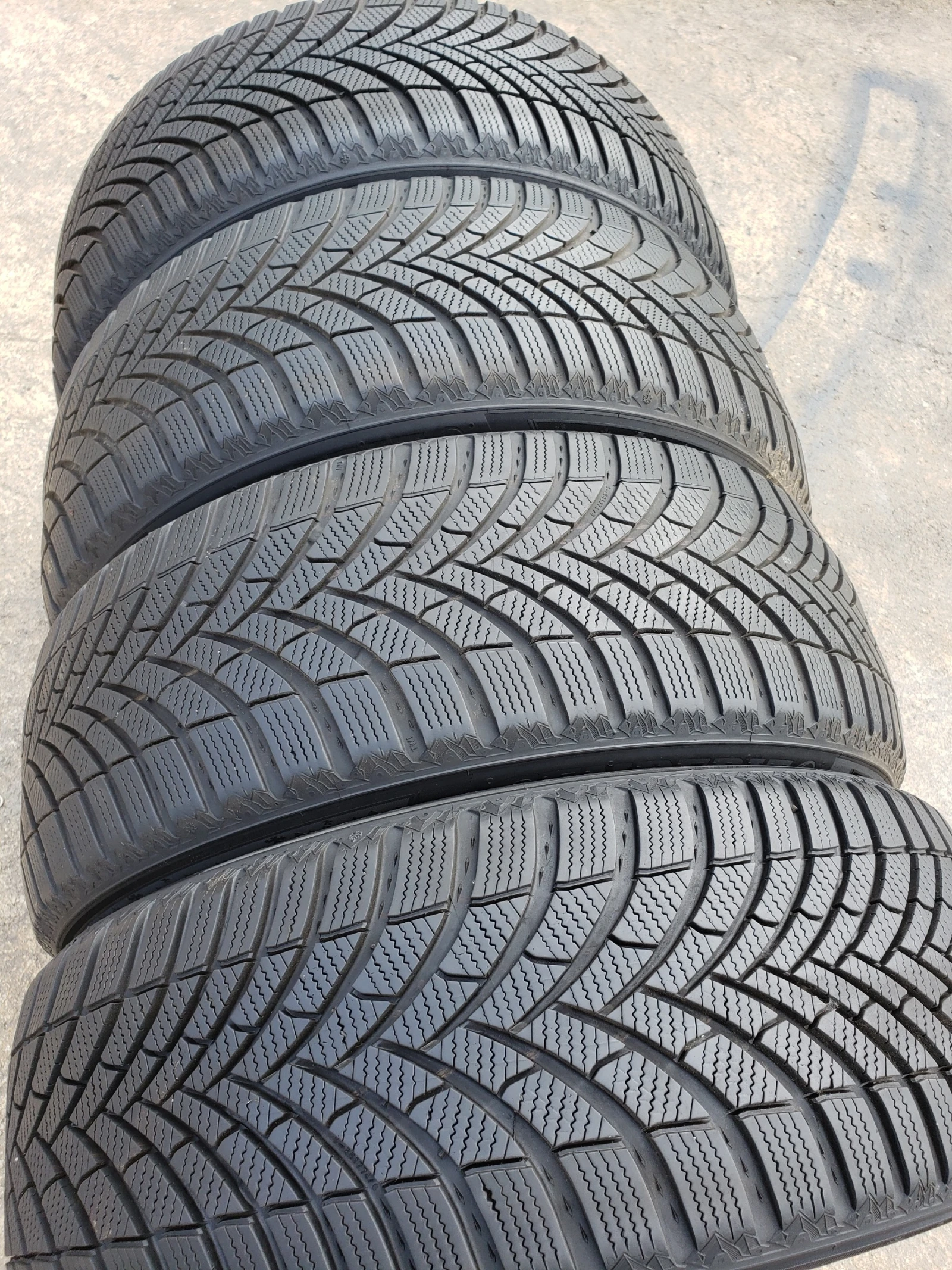 Гуми Зимни 215/50R18, снимка 5 - Гуми и джанти - 56292854
