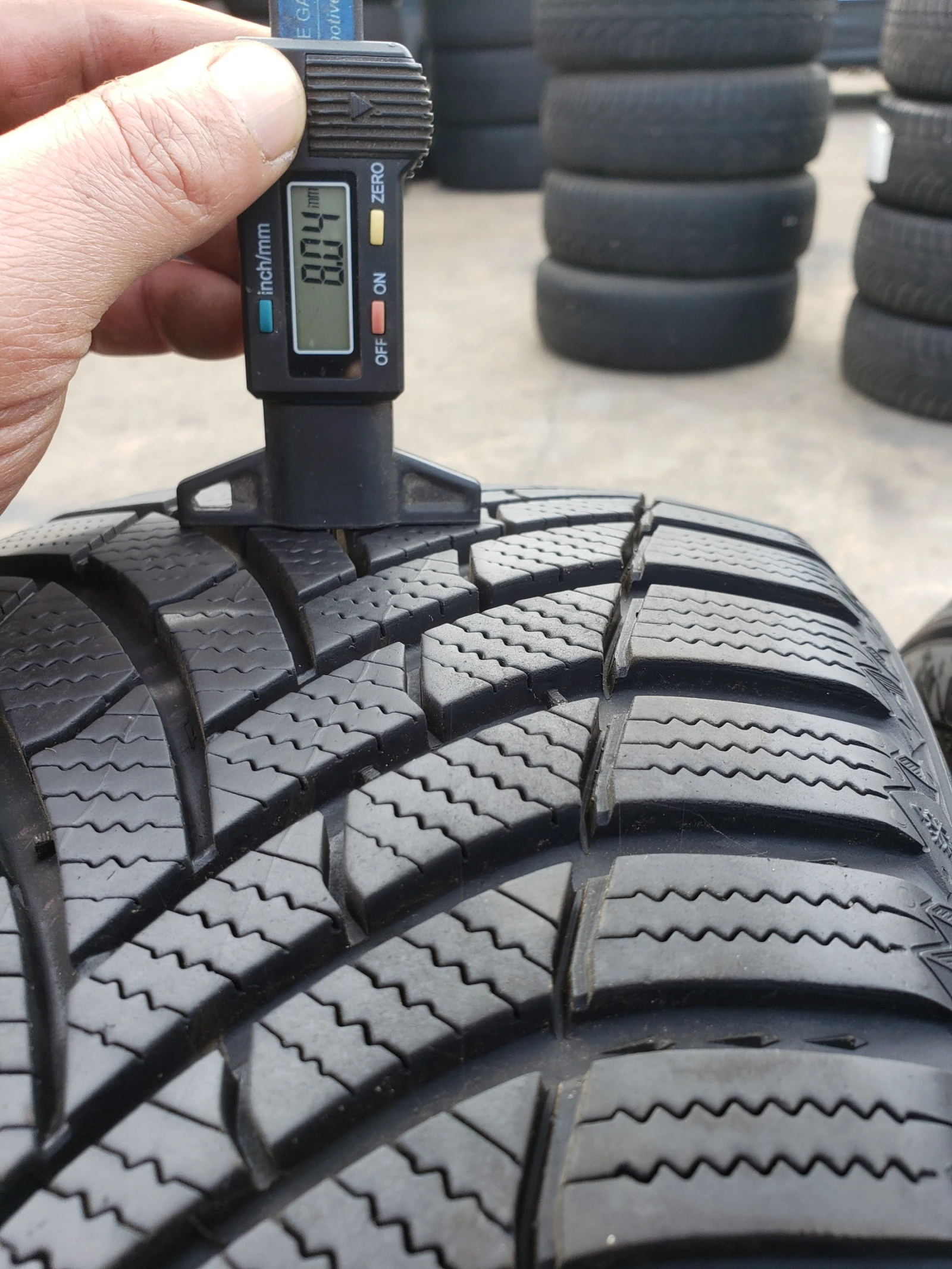 Гуми Зимни 215/50R18, снимка 9 - Гуми и джанти - 56292854
