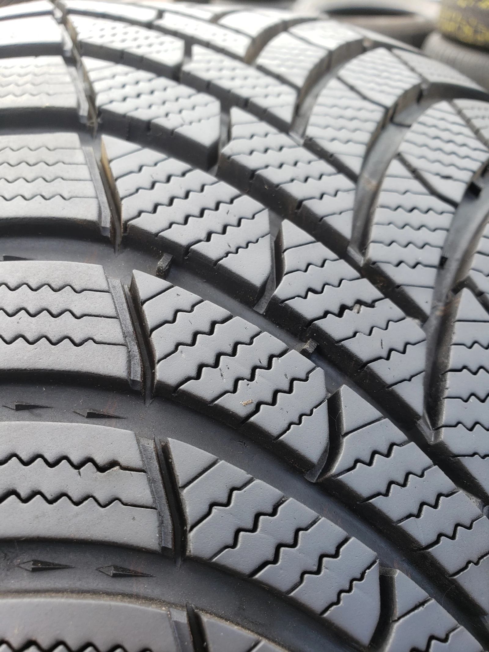 Гуми Зимни 215/50R18, снимка 2 - Гуми и джанти - 56292854