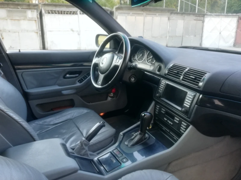 BMW 530 Facelift , снимка 15 - Автомобили и джипове - 48757672