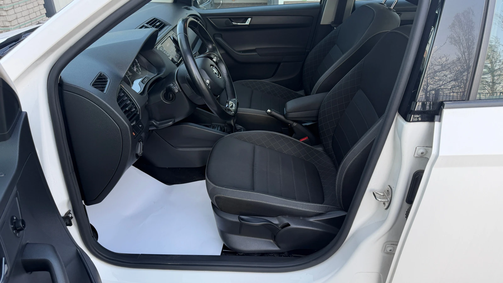 Skoda Fabia SW 1.0 TSI Първи собственик от България, снимка 8 - Автомобили и джипове - 54229992