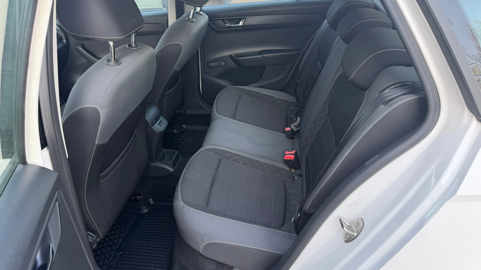 Skoda Fabia SW 1.0 TSI Първи собственик от България, снимка 9 - Автомобили и джипове - 54229992