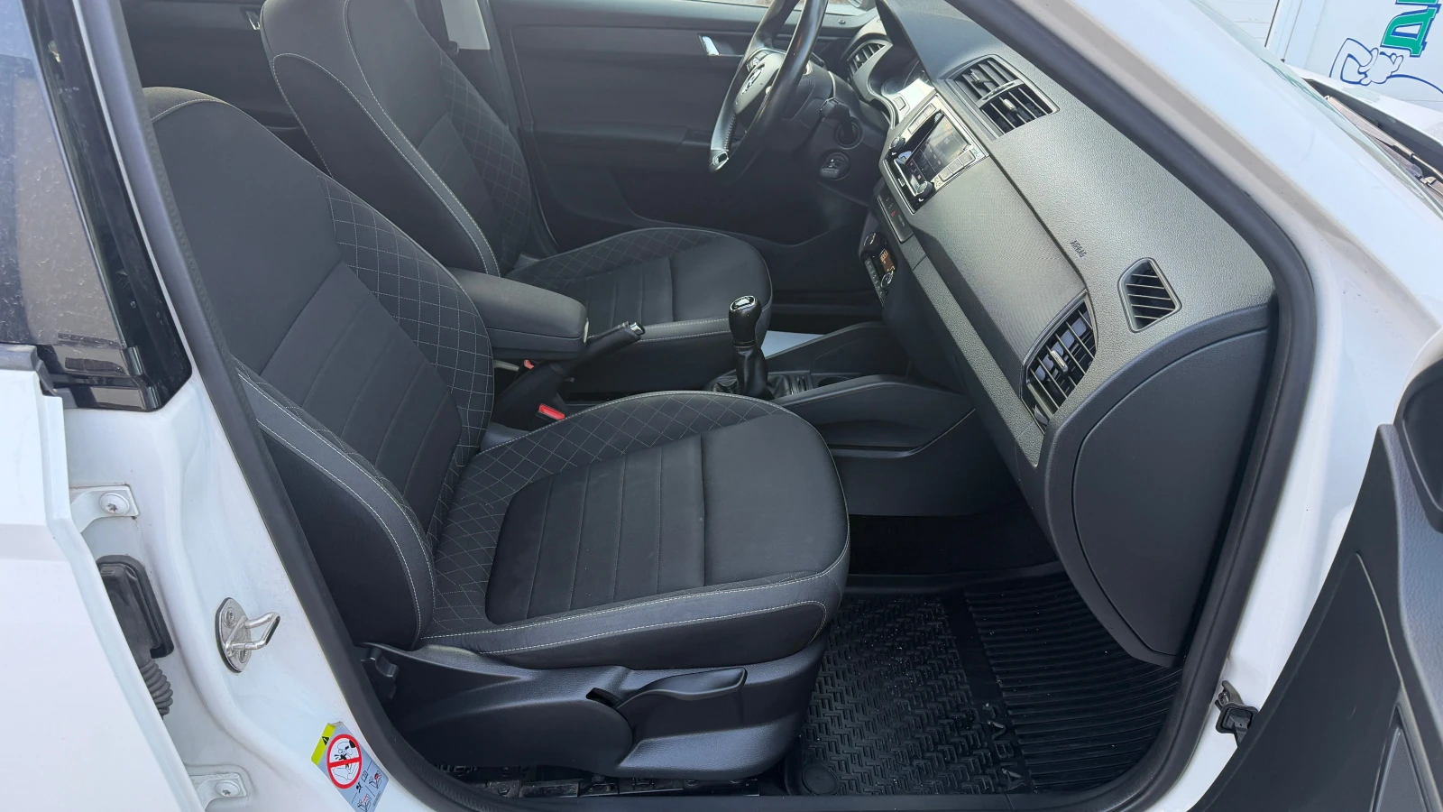 Skoda Fabia SW 1.0 TSI Първи собственик от България, снимка 12 - Автомобили и джипове - 54229992