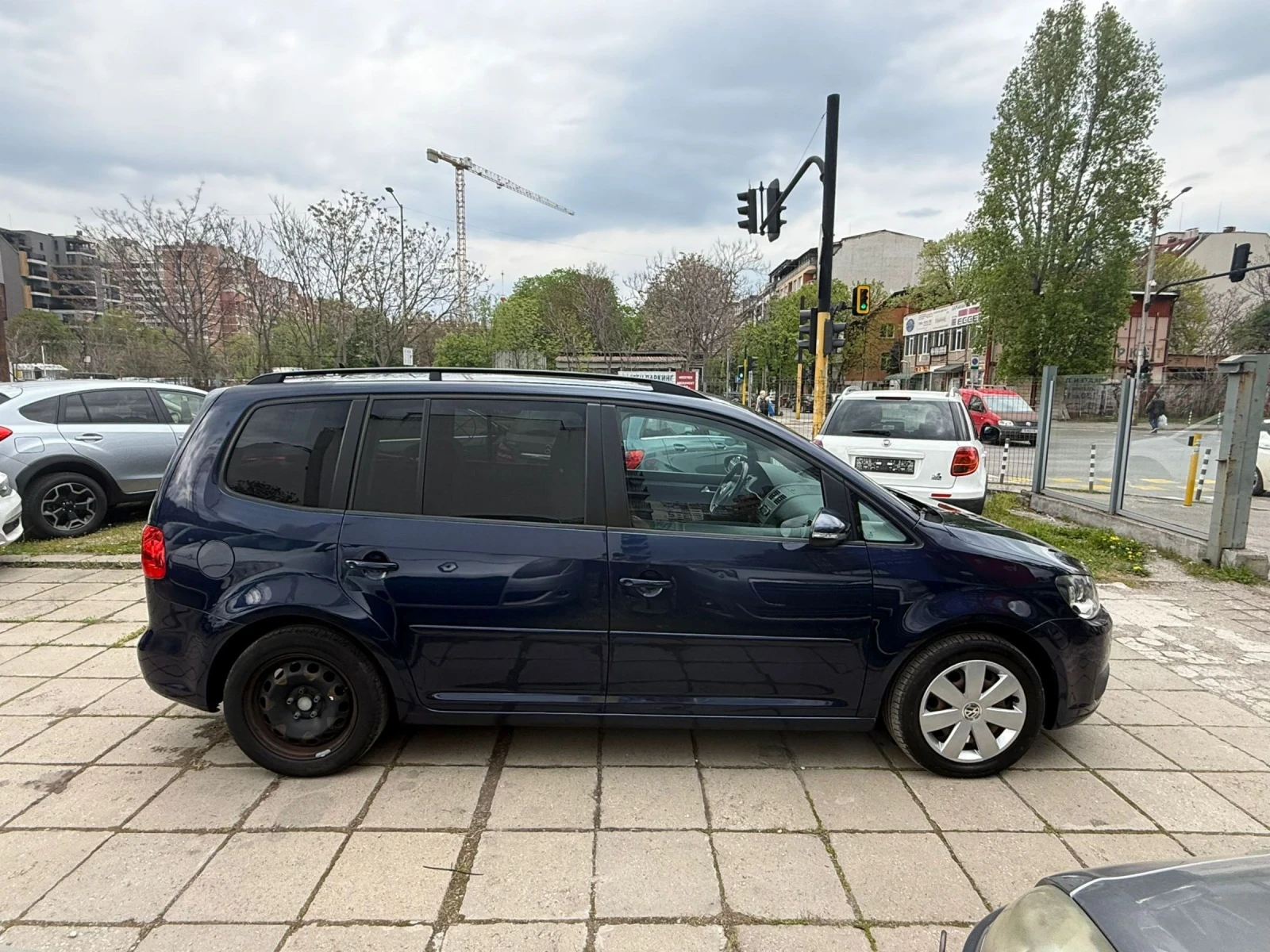 VW Touran 1.6 tdi 105 к.с. 7 места, снимка 3 - Автомобили и джипове - 54271196