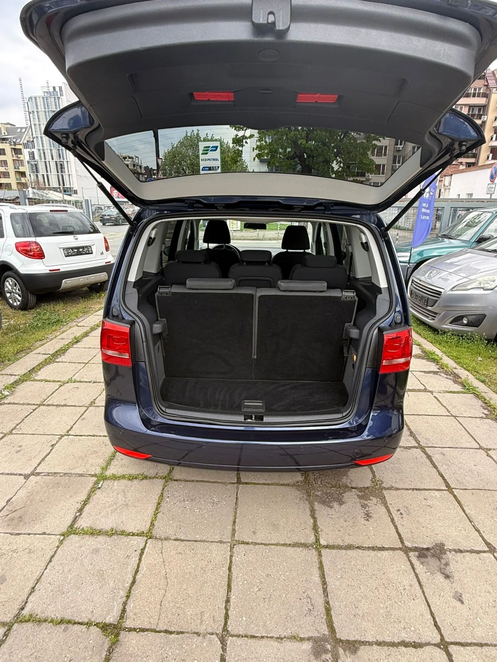 VW Touran 1.6 tdi 105 к.с. 7 места, снимка 8 - Автомобили и джипове - 54271196