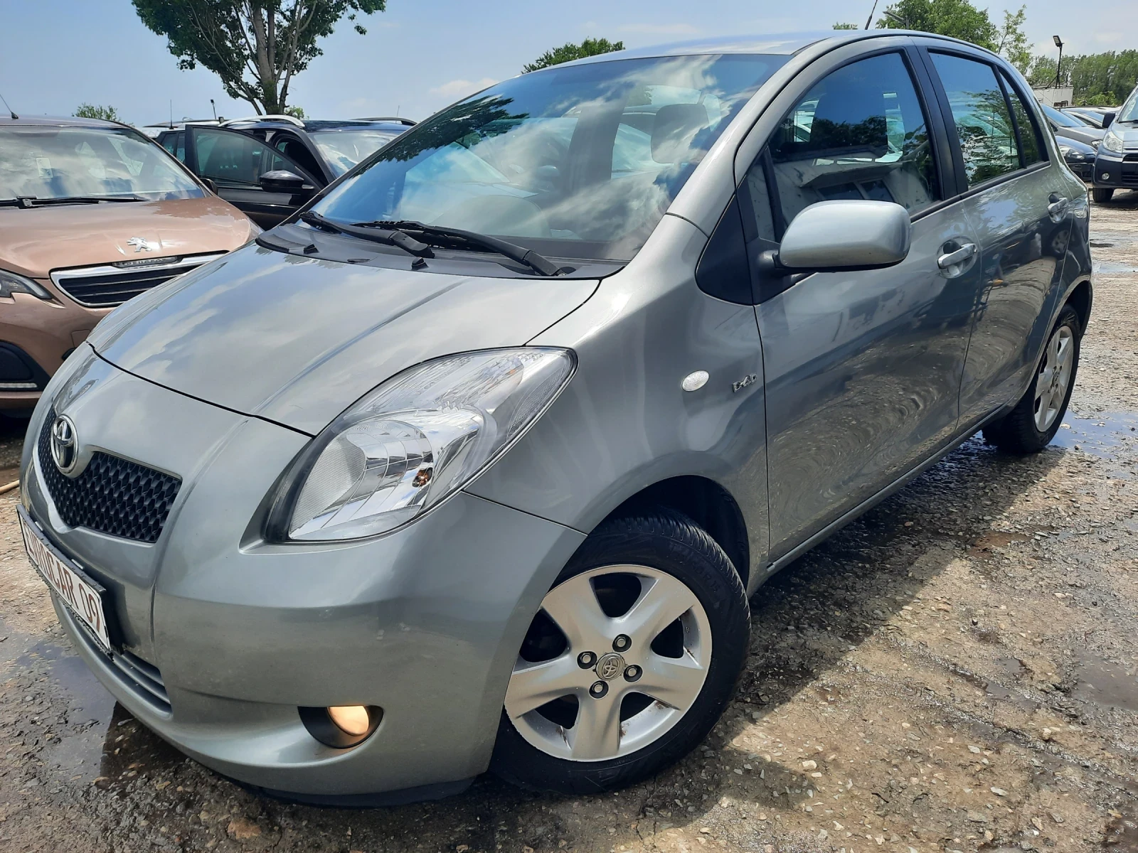 Toyota Yaris КАТО НОВА Е !!, снимка 3 - Автомобили и джипове - 54647019