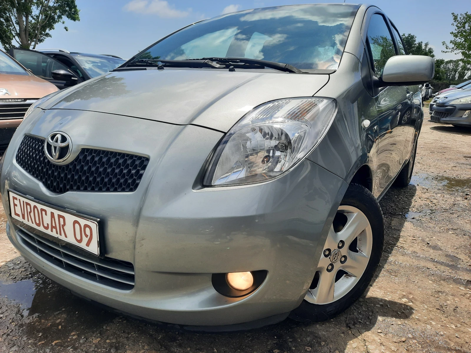 Toyota Yaris КАТО НОВА Е !!