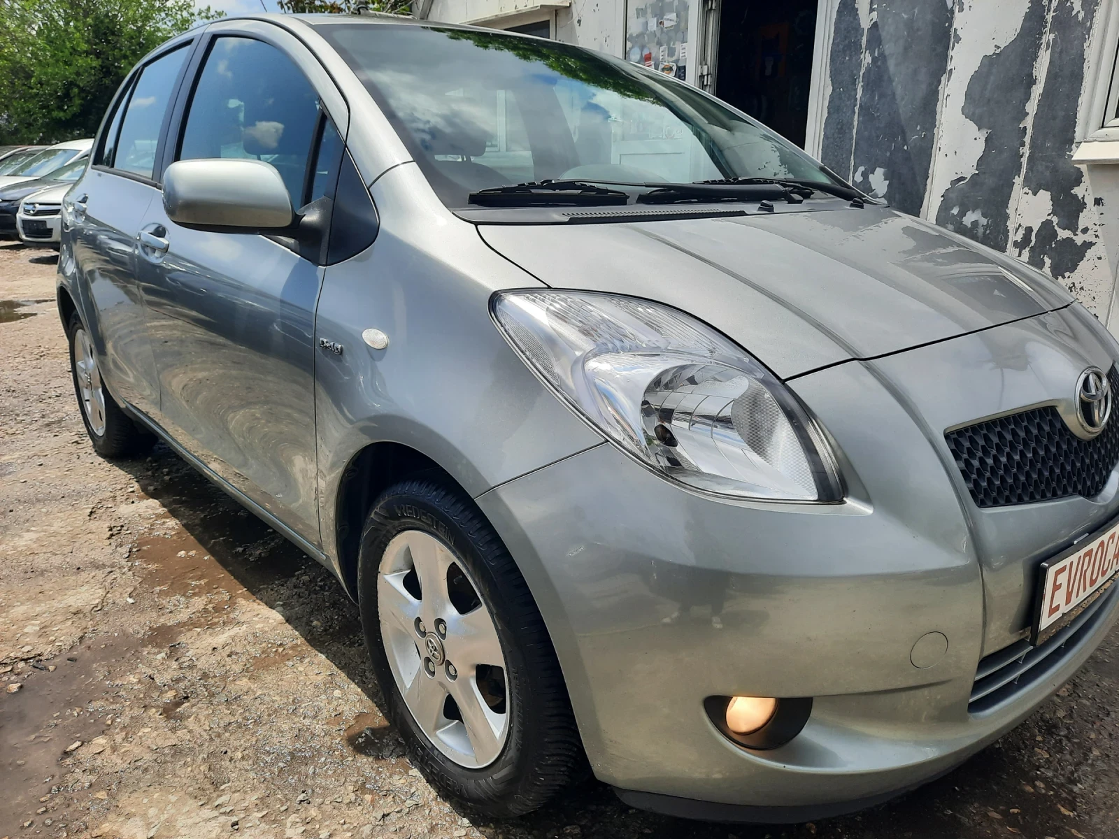 Toyota Yaris КАТО НОВА Е !!, снимка 4 - Автомобили и джипове - 54647019