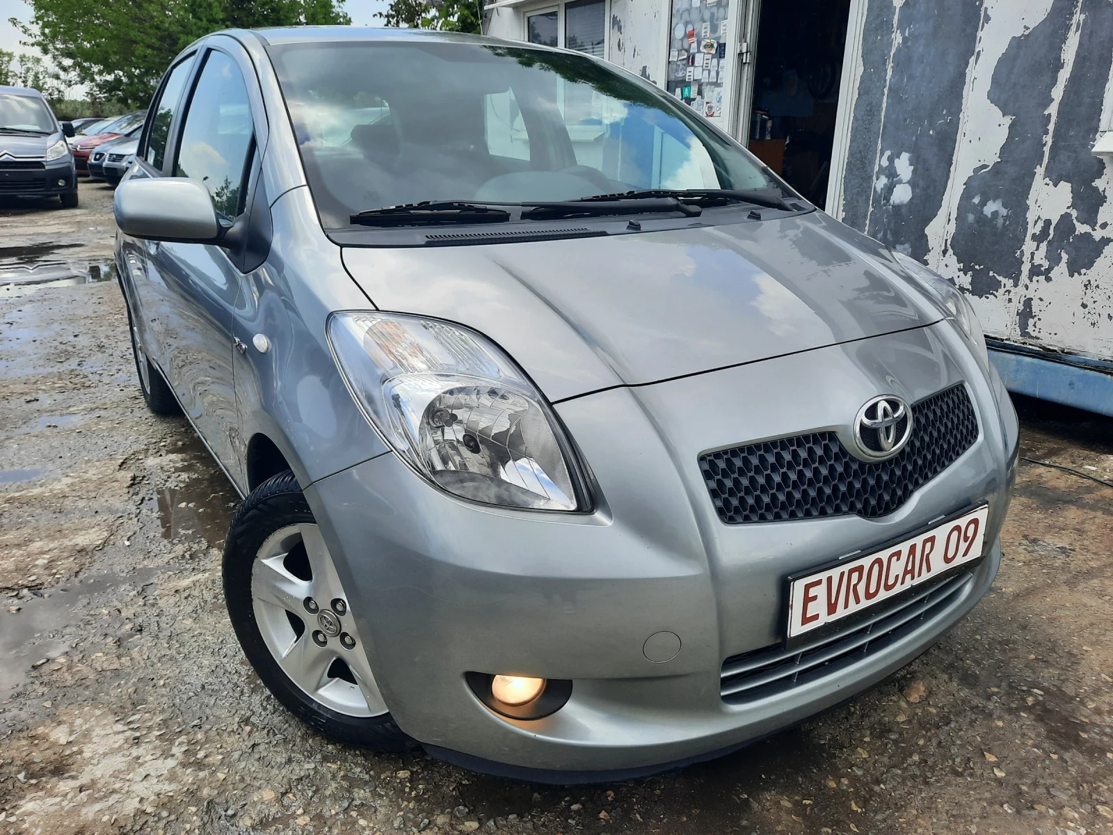 Toyota Yaris КАТО НОВА Е !!, снимка 2 - Автомобили и джипове - 54647019