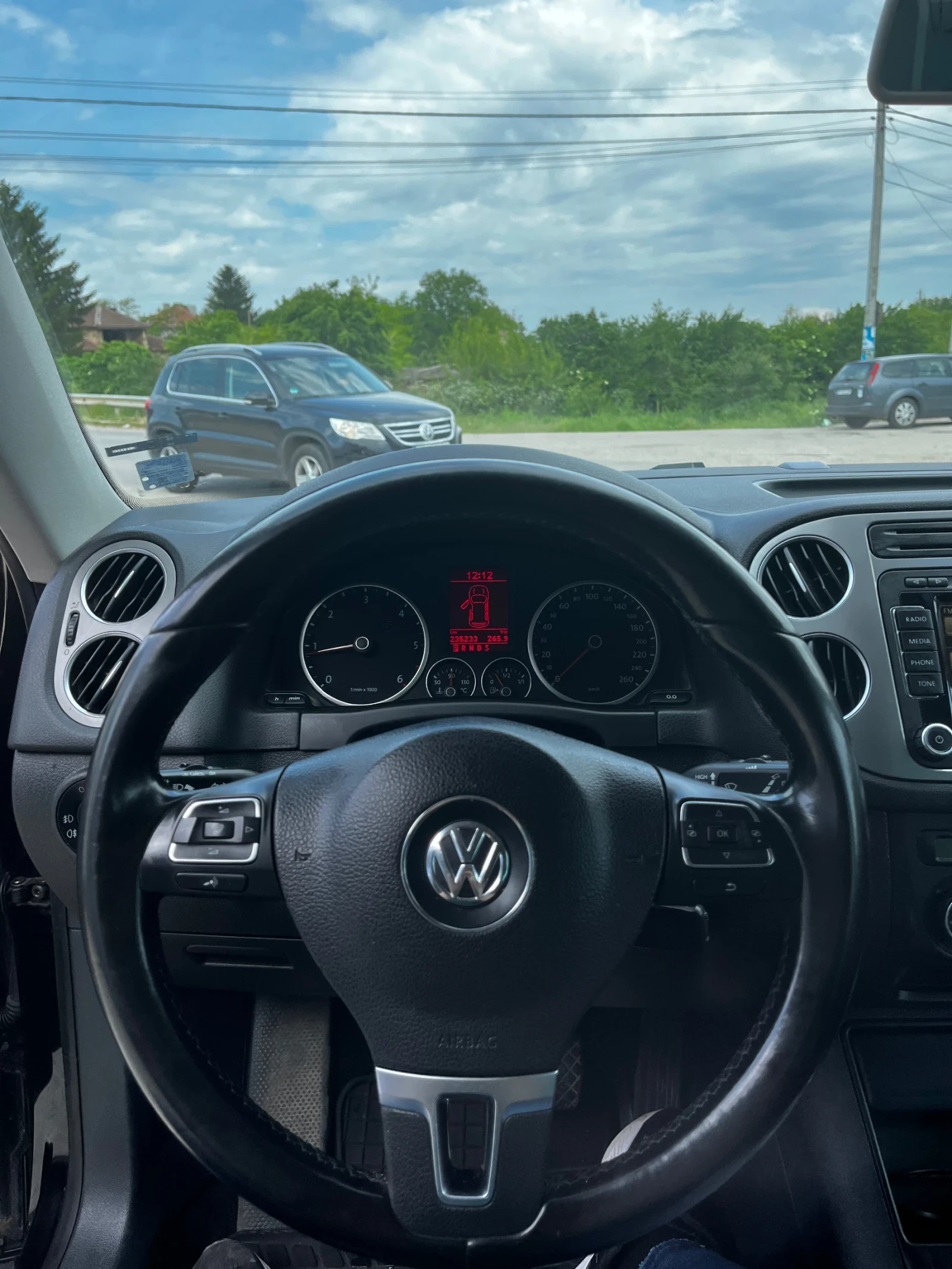 VW Tiguan, снимка 6 - Автомобили и джипове - 54619159