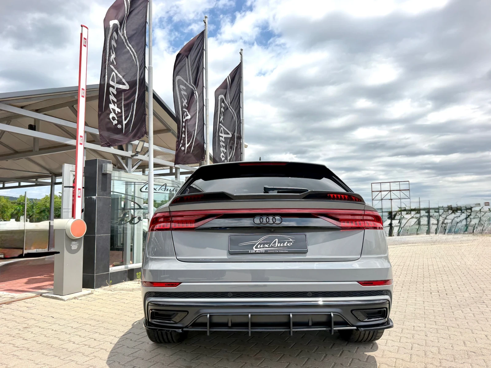 Audi Q8 50TDI#S-LINE#PANORAMA#MATRIX#DISTR#AIRMAT, снимка 6 - Автомобили и джипове - 54936593