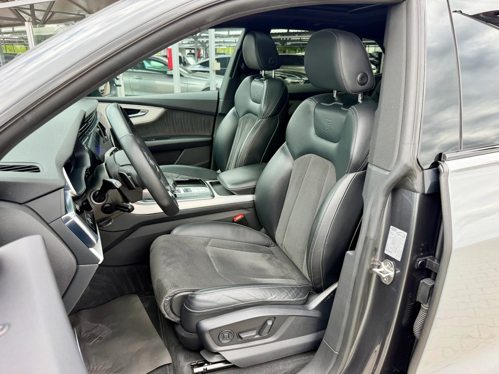 Audi Q8 50TDI#S-LINE#PANORAMA#MATRIX#DISTR#AIRMAT, снимка 11 - Автомобили и джипове - 54936593