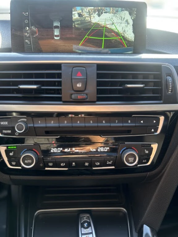 BMW 320 BMW 3 Series 320i xDriv* АвтоКредит* (Цена до БГ) , снимка 11 - Автомобили и джипове - 53375711