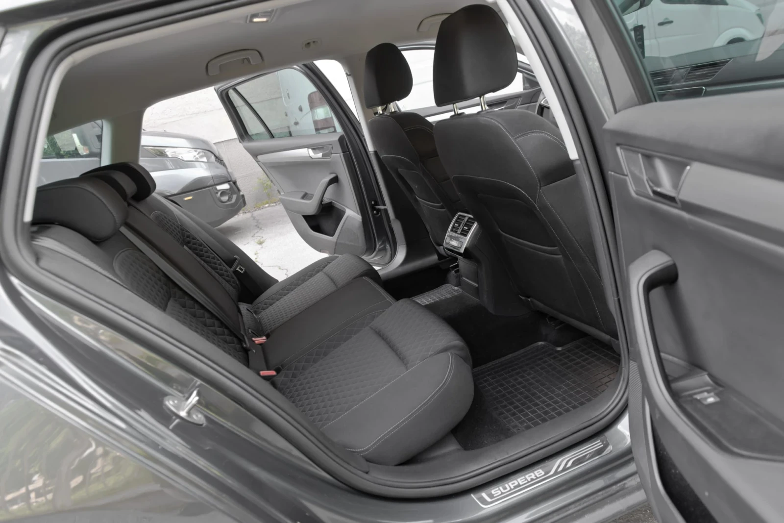 Skoda Superb 2.0TDI, снимка 9 - Автомобили и джипове - 54527822