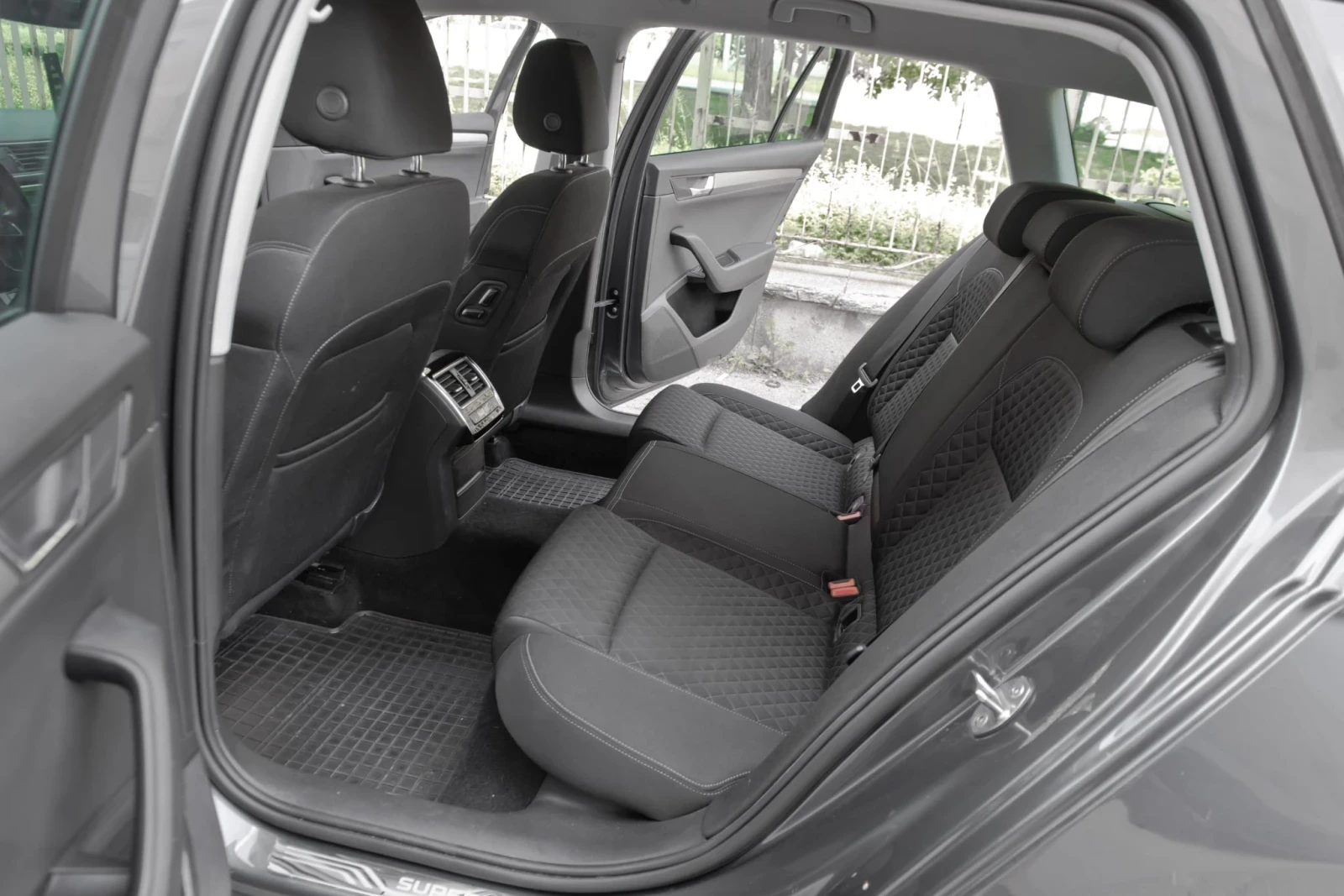 Skoda Superb 2.0TDI, снимка 10 - Автомобили и джипове - 54527822