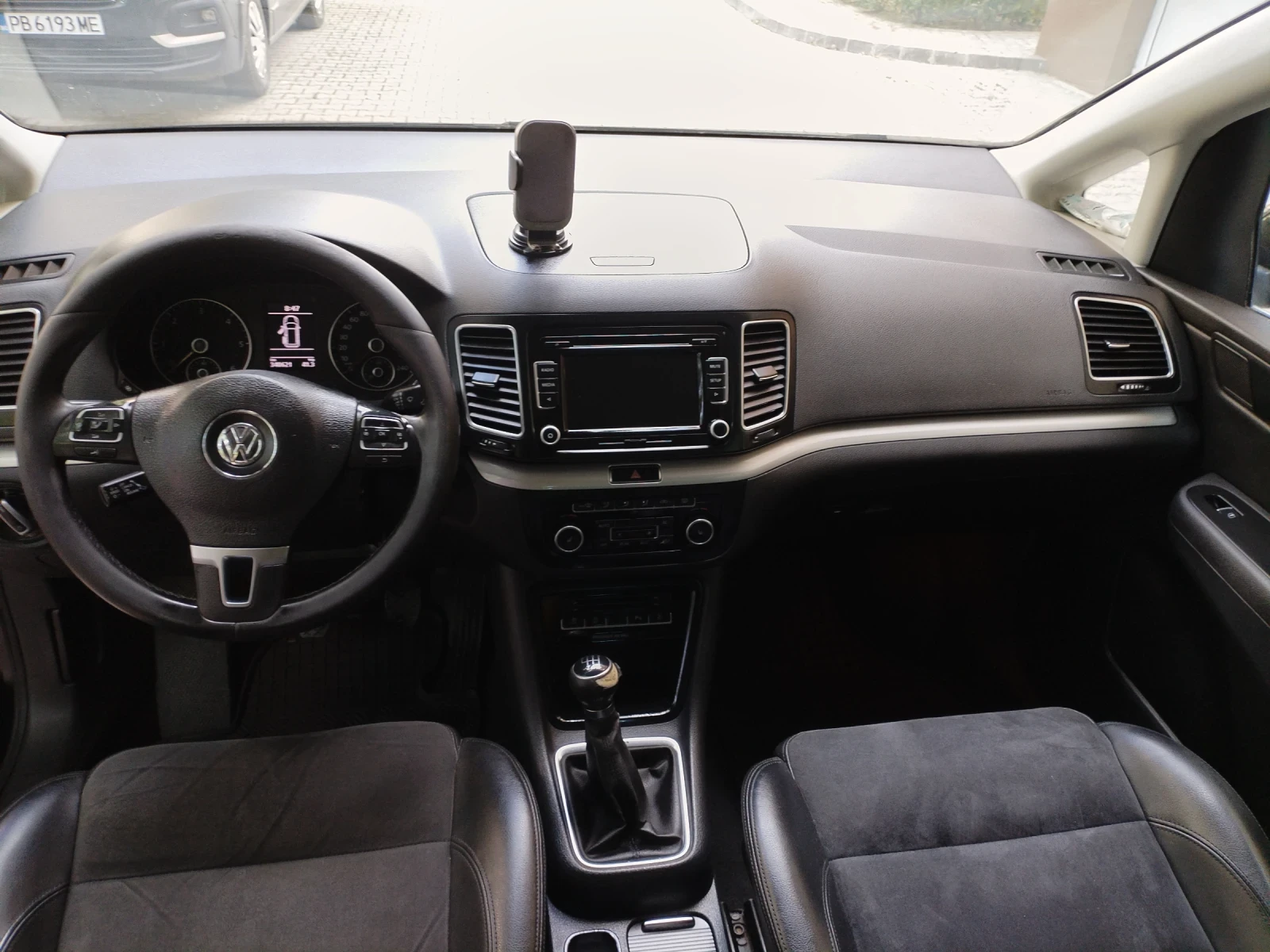 VW Sharan 2.0 TDI 140hp 6ск Hi-line 7места Климатроник Нави, снимка 15 - Автомобили и джипове - 55001987
