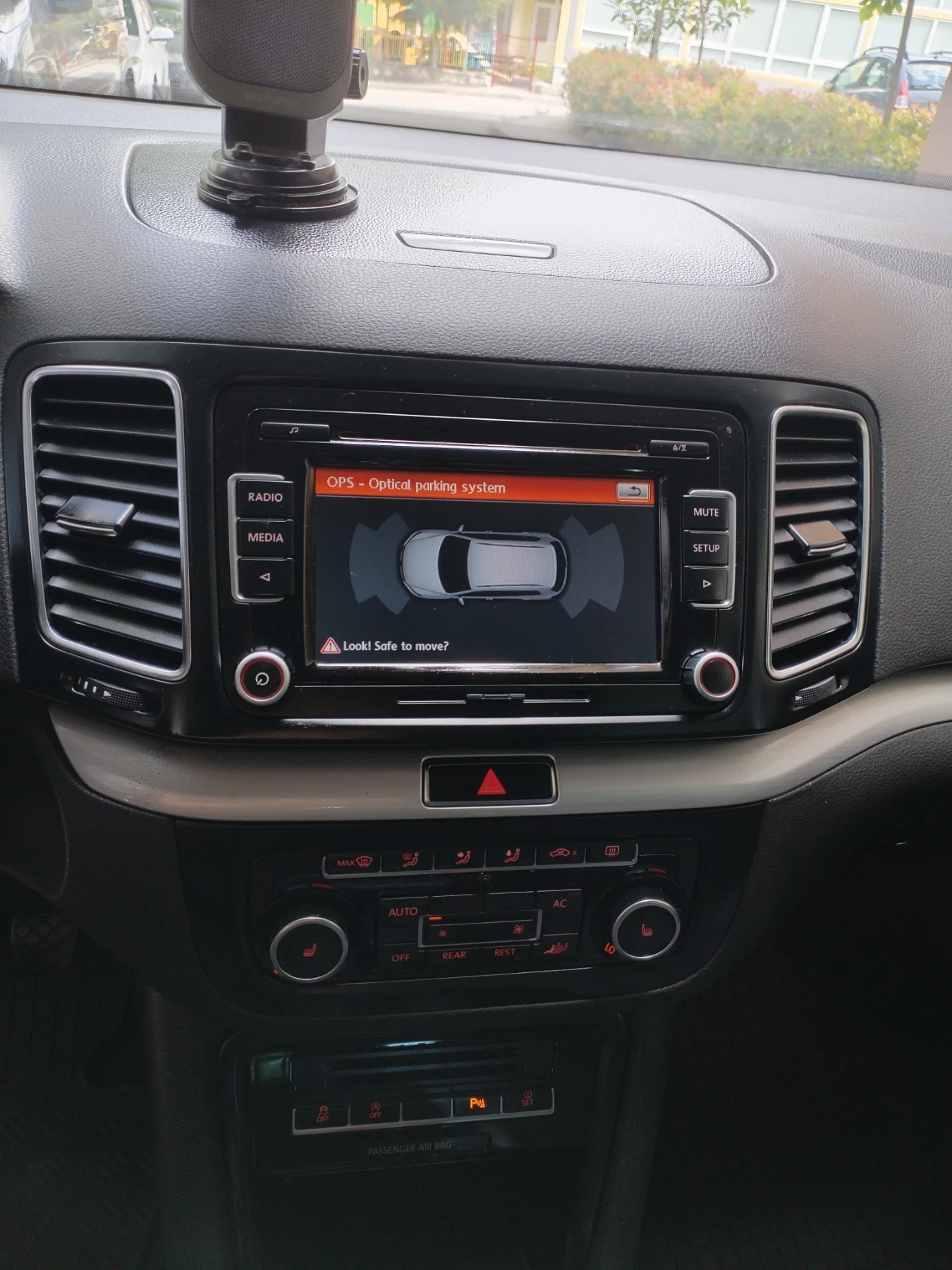 VW Sharan 2.0 TDI 140hp 6ск Hi-line 7места Климатроник Нави, снимка 17 - Автомобили и джипове - 55001987