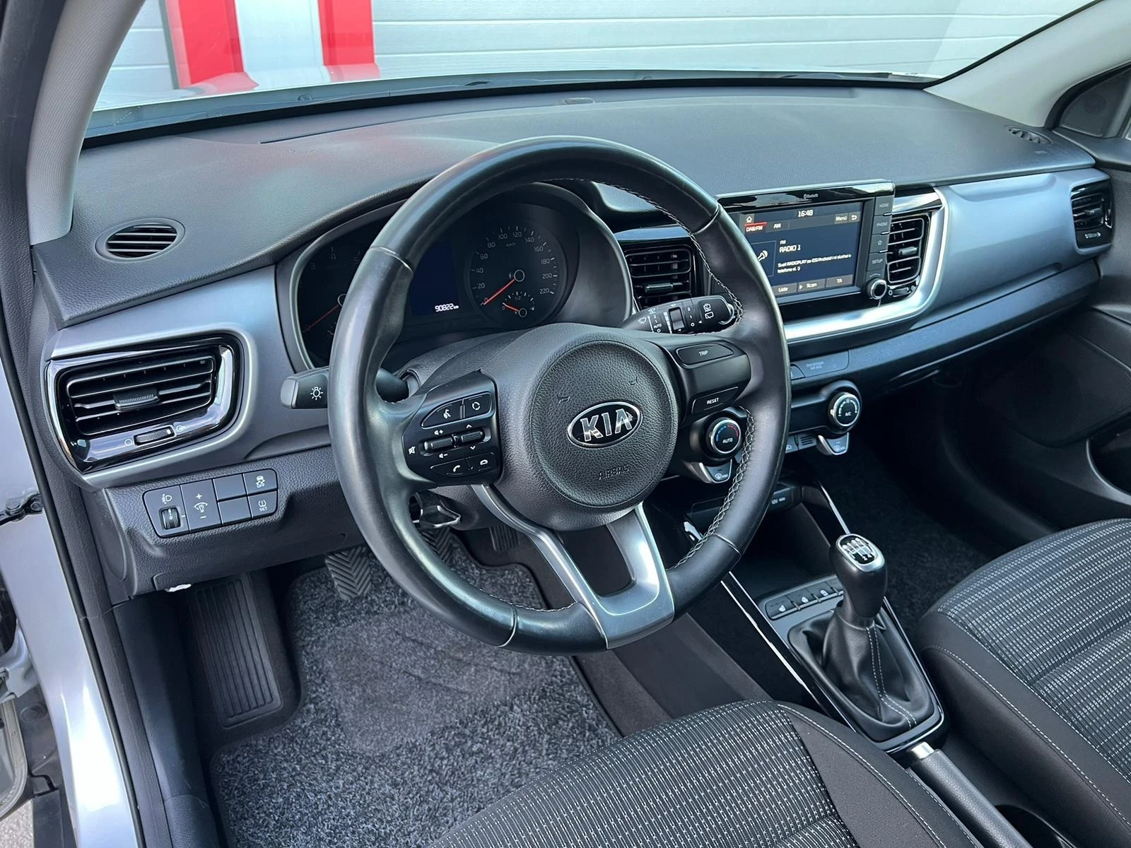 Kia Stonic 1.0T-GDI NAVI KAMERA KLIMATTRONIK EVRO 6B 99000KM - изображение 10