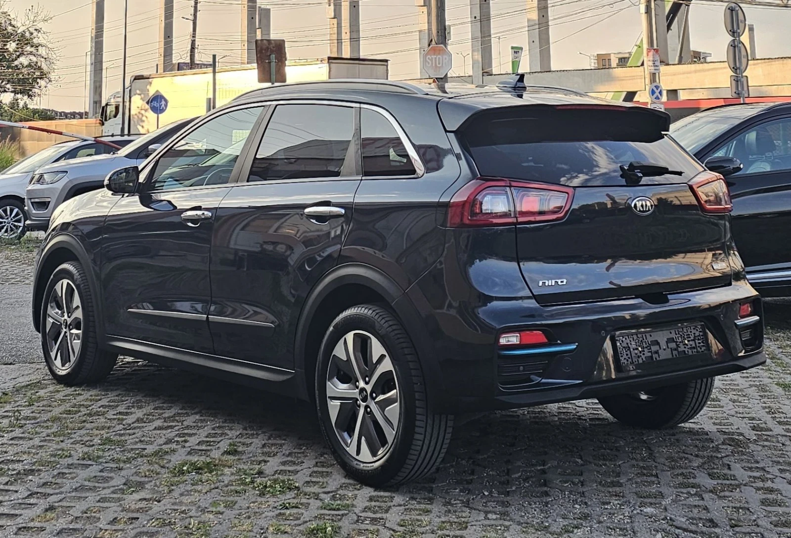 Kia Niro 64kWh ExecutiveLine 100%SOH JBL Термопомпа Keyless, снимка 3 - Автомобили и джипове - 55566157