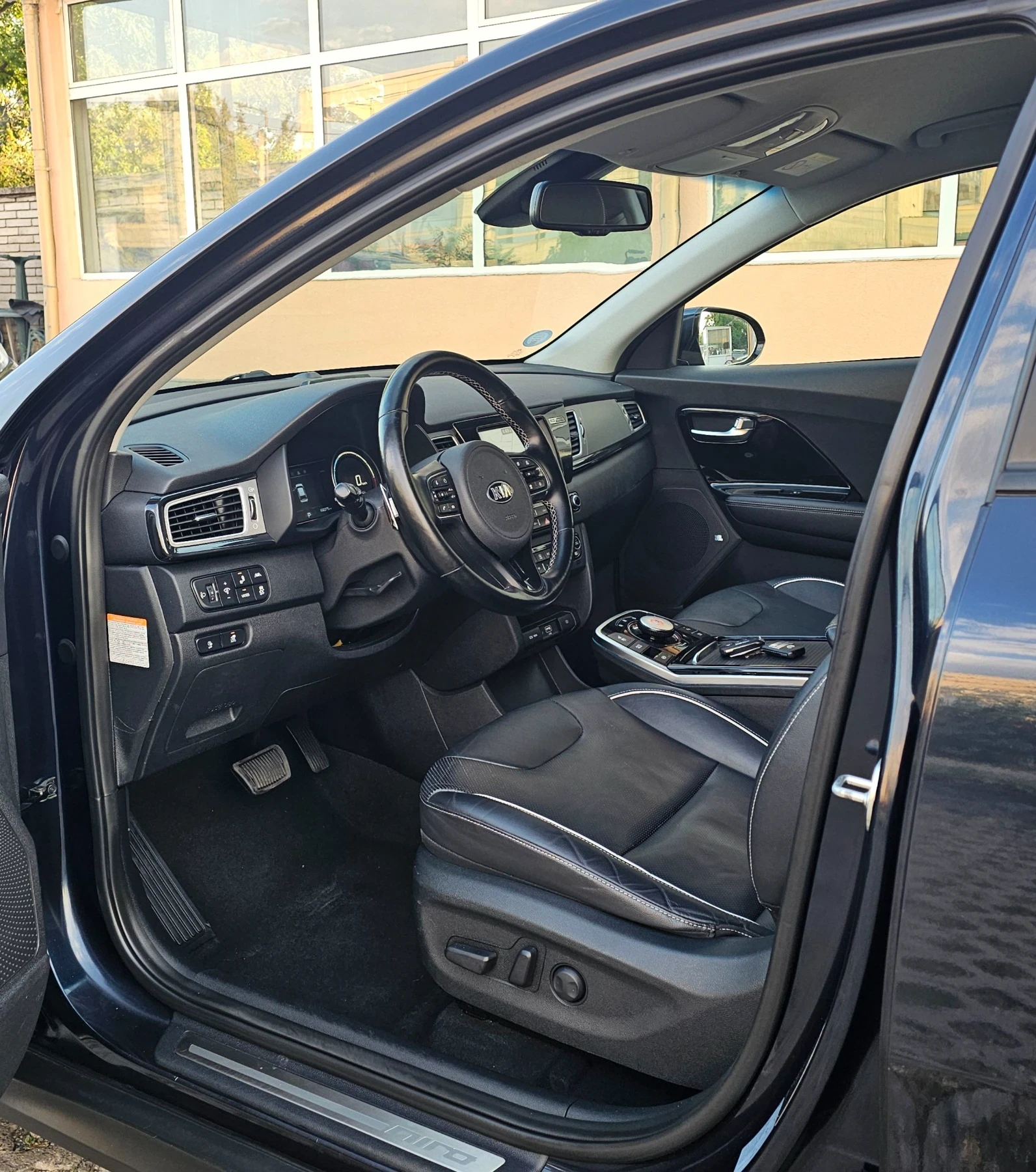 Kia Niro 64kWh ExecutiveLine 100%SOH JBL Термопомпа Keyless, снимка 7 - Автомобили и джипове - 55566157