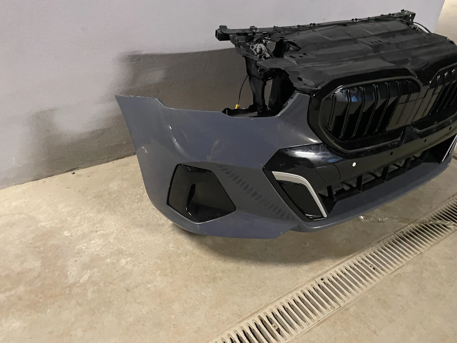 Напълно окомплектована предна броня и преден панел за BMW 5 G60 LCI M SPORT, снимка 2 - Части - 53806083