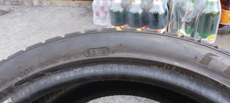 Гуми Зимни 225/40R18, снимка 5 - Гуми и джанти - 30392710