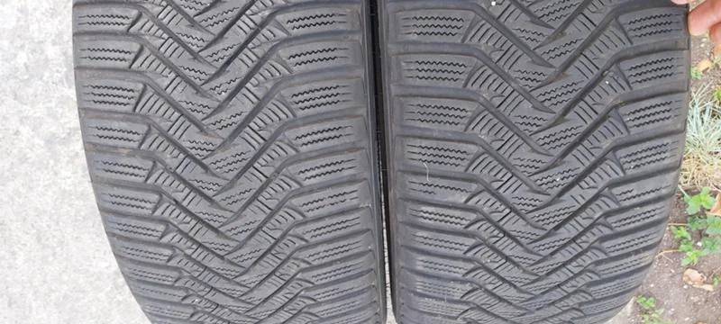 Гуми Зимни 225/40R18, снимка 1 - Гуми и джанти - 30392710