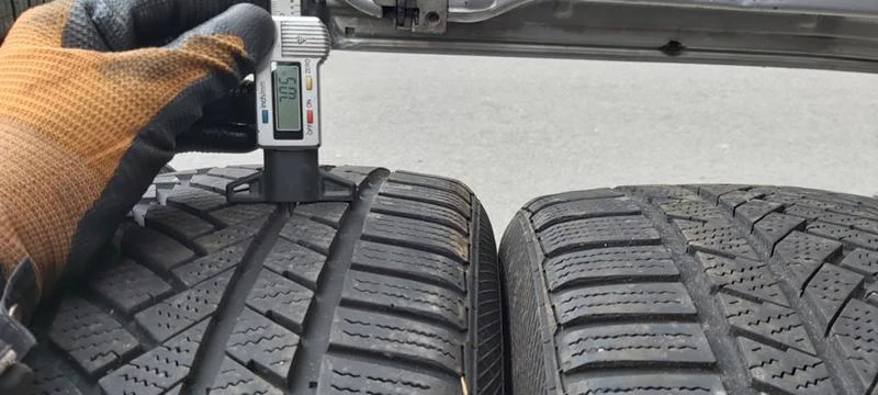 Гуми Зимни 235/40R19, снимка 4 - Гуми и джанти - 32572105