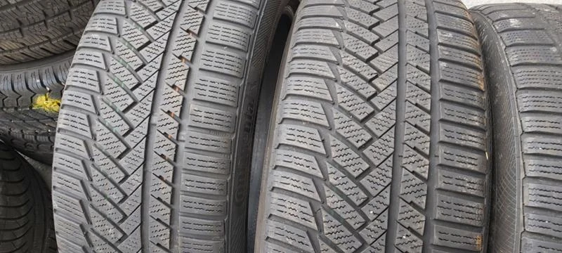 Гуми Зимни 235/40R19, снимка 2 - Гуми и джанти - 32572105