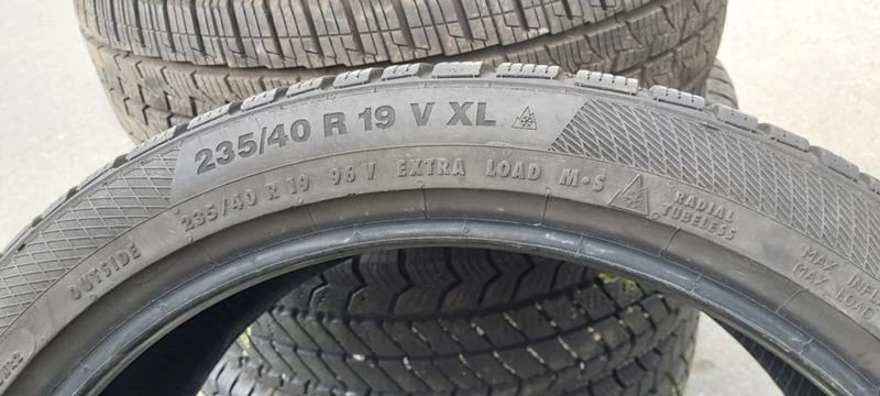 Гуми Зимни 235/40R19, снимка 7 - Гуми и джанти - 32572105