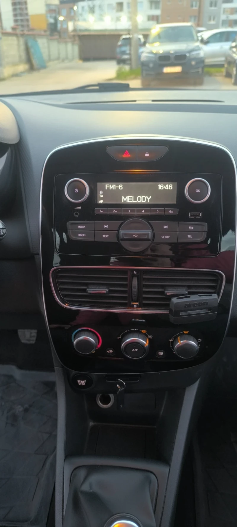 Renault Clio 0.9Tce, снимка 13 - Автомобили и джипове - 53116888